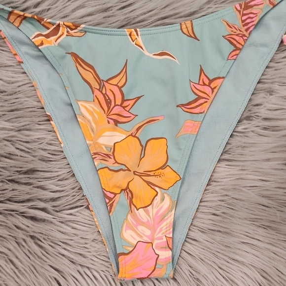 Roxy Pink and Blue Bikini with Tropical Floral Design - Picture 5 of 8
